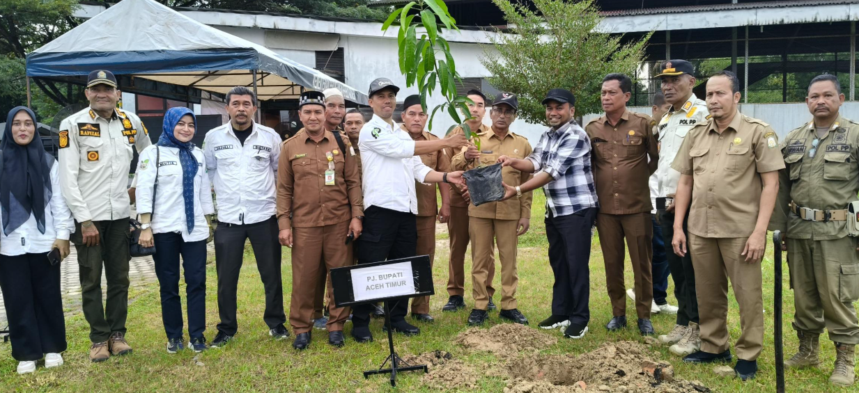 Guru di Aceh Timur Digerakkan Tanam 10.000 Pohon, 29 Siswa Berprestasi Juga Dapat Penghargaan